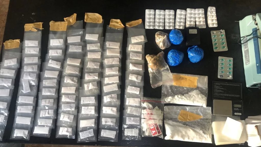 الجيش يوقف شقيقين في بلدتي كفرتبنيت وبيت مري يروجان المخدرات 