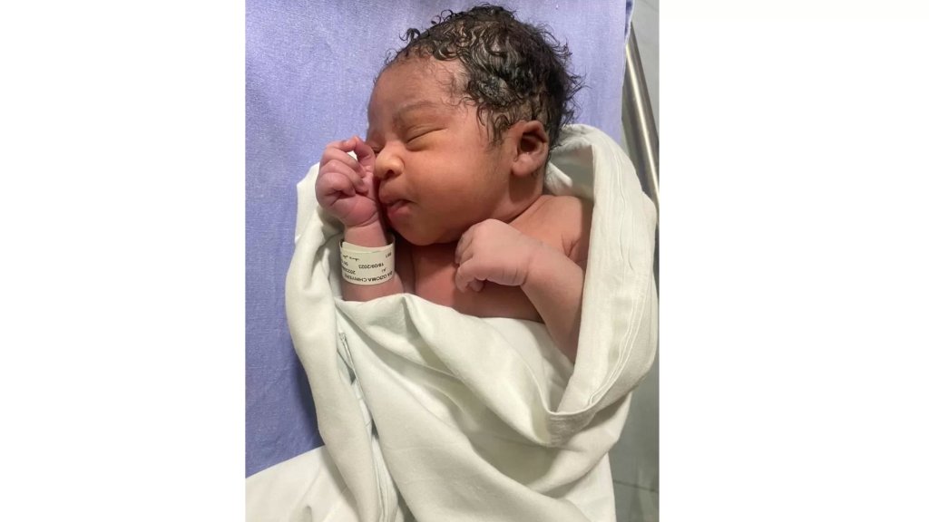 طفل يُبصر النور على متن طائرة "الميدل إيست"