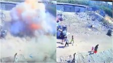 بالفيديو/ لحظة انفجار قذيفة في منطقة سقي البداوي واصابة طفل 