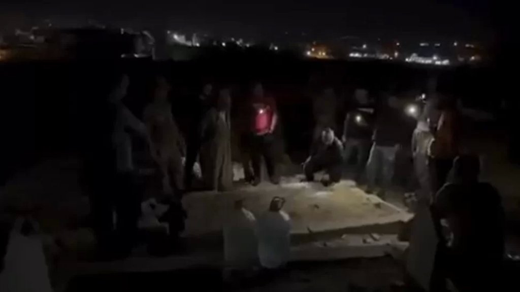 في العراق... تجمع المئات بعد زعم سماع صوت "طرق" داخل قبر لاجئ سوري دُفن قبل 40 يوماً 