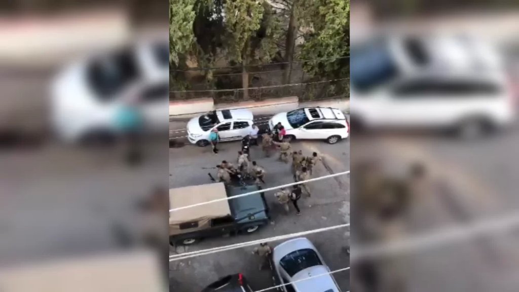 بالفيديو/ قوة من الجيش توقف مسؤولًا أمنيًا متقاعدًا بعد تهديده عائلة في صيدا بقوة السلاح 