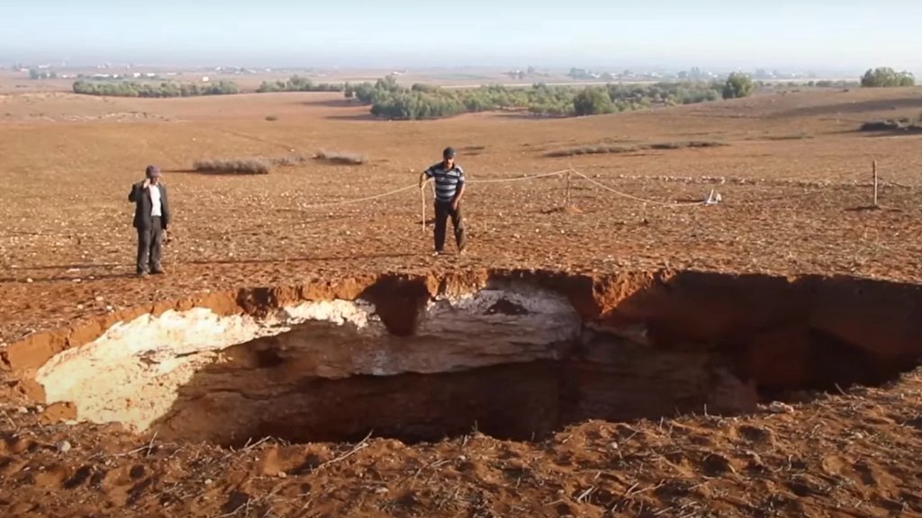 بالفيديو/ حفرة ضخمة تثير مخاوف في المغرب بعد الزلزال.. ظهرت فجأة بإحدى القرى وعمقها 60 متراً!