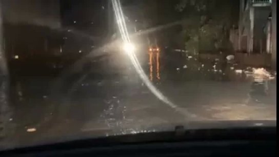 بالفيديو/ مع أوّل شتوة... أوتوستراد شكا يغرق بالأمطار