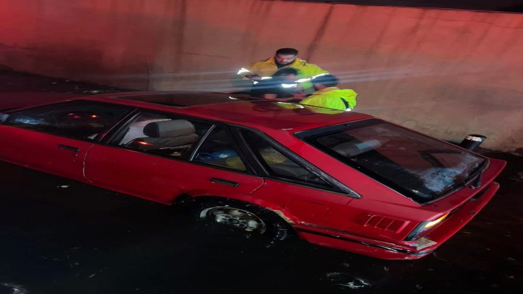 بالصور/ الدفاع المدني يُنقذ مواطنين احتجزوا داخل سيارتين بسبب تبرك المياه جراء غزارة الأمطار في جونية