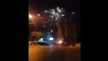 بالفيديو/ إحتراق سيارة ليلاً بداخلها مفرقعات نارية في بلدة ديرقانون النهر
