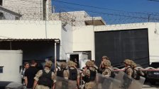 بالصور/ وصول تعزيزات للجيش استعدادًا للدخول إلى سجن زحلة ومعلومات تتحدث عن قتلى بين السجناء جراء الاختناق
