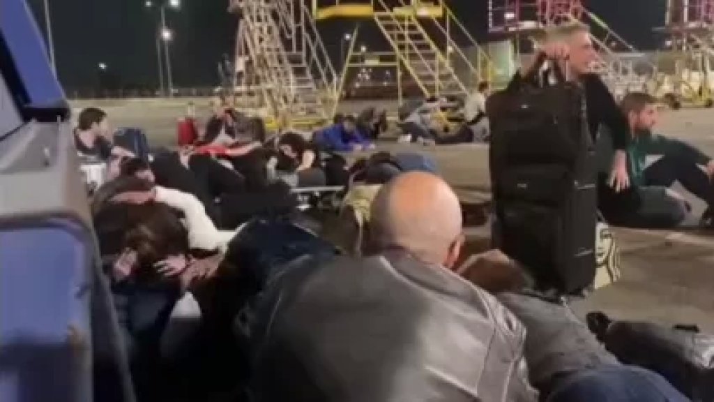 بالفيديو/ اختباء مسافرين في مطار "بن غوريون" الإسرائيلي إثر الرشقات الصاروخـية