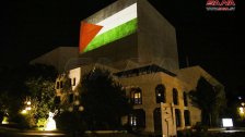 بالصور/ إضاءة علم فلسطين على دار الأوبرا في دمشق