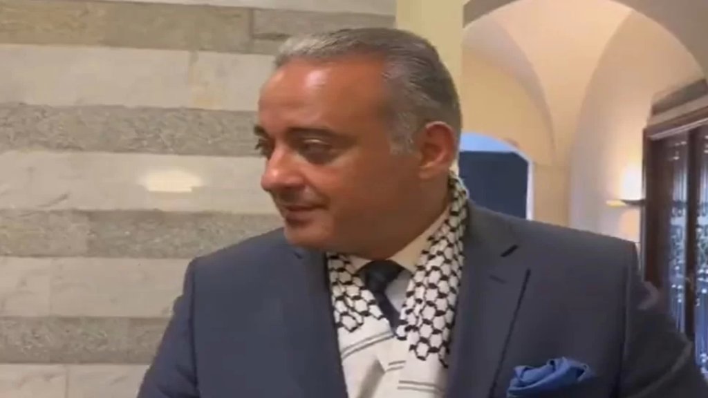 بالفيديو/ وزير الثقافة اللبناني يحضر جلسة مجلس الوزراء مرتدياً الكوفيّة