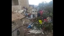 بالفيديو/ عناصر الدفاع المدني والصليب الأحمر والجيش يعملون على إنقاذ العالقين تحت أنقاض مبنى المنصورية