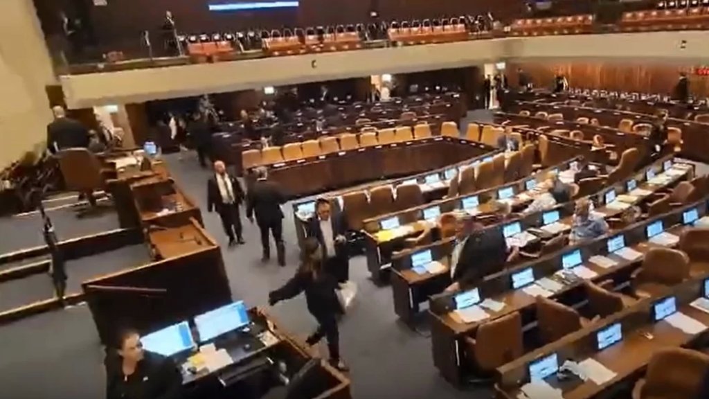 لحظة هروب أعضاء الكنيست وإخلاء المجلس بعد إطلاق صفارات الإنذار عقب إطلاق رشقة صاروخية على القدس و"تل أبيب"