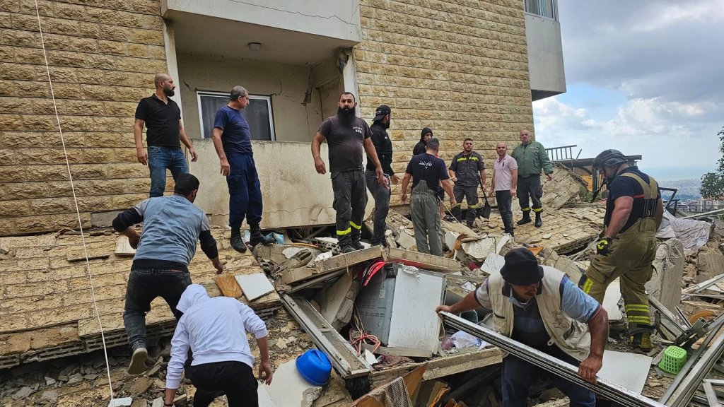  إنقاذ مواطنة من تحت الانقاض في مبنى المنصورية