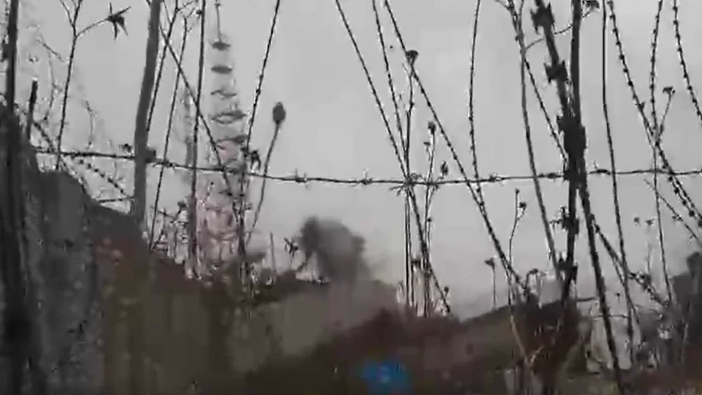 لحظة سقوط أحد الصواريخ في موقع "العباد" العسكري الإسرائيلي عند حدود بلدة &lrm;حولا 