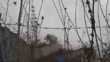 لحظة سقوط أحد الصواريخ في موقع &quot;العباد&quot; العسكري الإسرائيلي عند حدود بلدة &lrm;حولا 