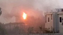 اشتعال النيران في إحدى المنازل في طيرحرفا نتيجة القصف الإسرائيلي على البلدة