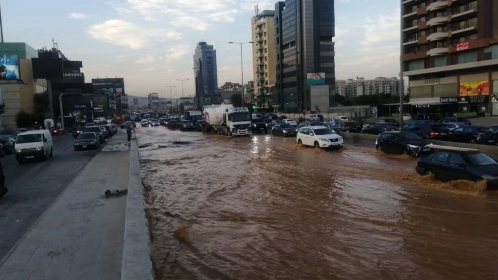 بالفيديو/ انفجار قسطل مياه على اوتوستراد الضبية