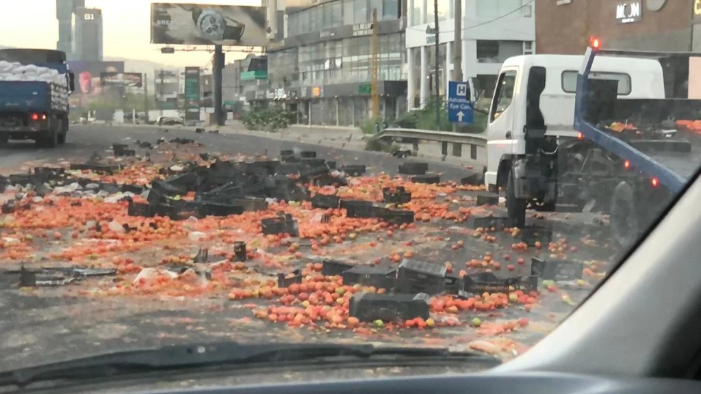 بالصور/ البندورة تُغرق أوتوستراد الضبية بعد حادث تصادم بين بيك آب و سيارة 