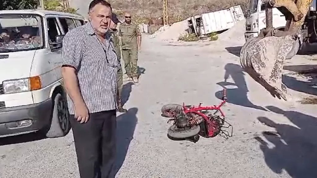 بالفيديو/ رئيس بلدية معركة يعلن عن البدء بحجز واتلاف الدراجات النارية التي تسبب ازعاجاً للناس في هذه الايام الصعبة: الطائرات من فوقنا وهم يزعجون الناس، لو بكون راسو واصل للسما ، هيدا جوابي!