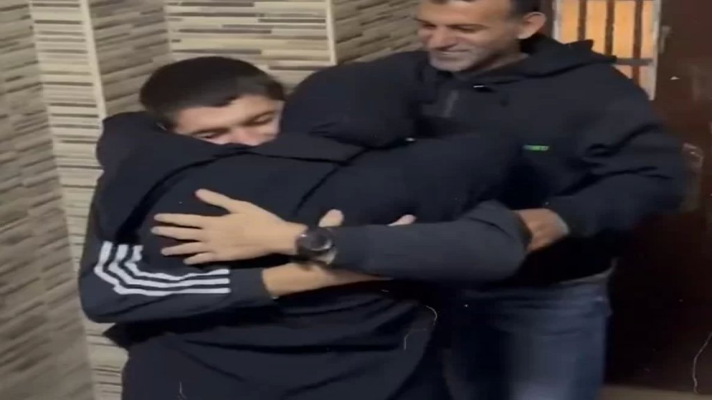 بالفيديو/ لحظة لقاء الأسير المحرر "أمين محمد العباسي" بعائلته في سلوان