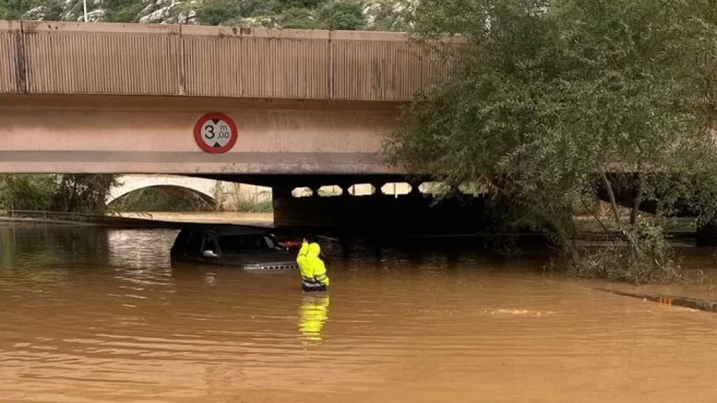 إنقاذ مواطن احتجز داخل سيارة في نهر الكلب