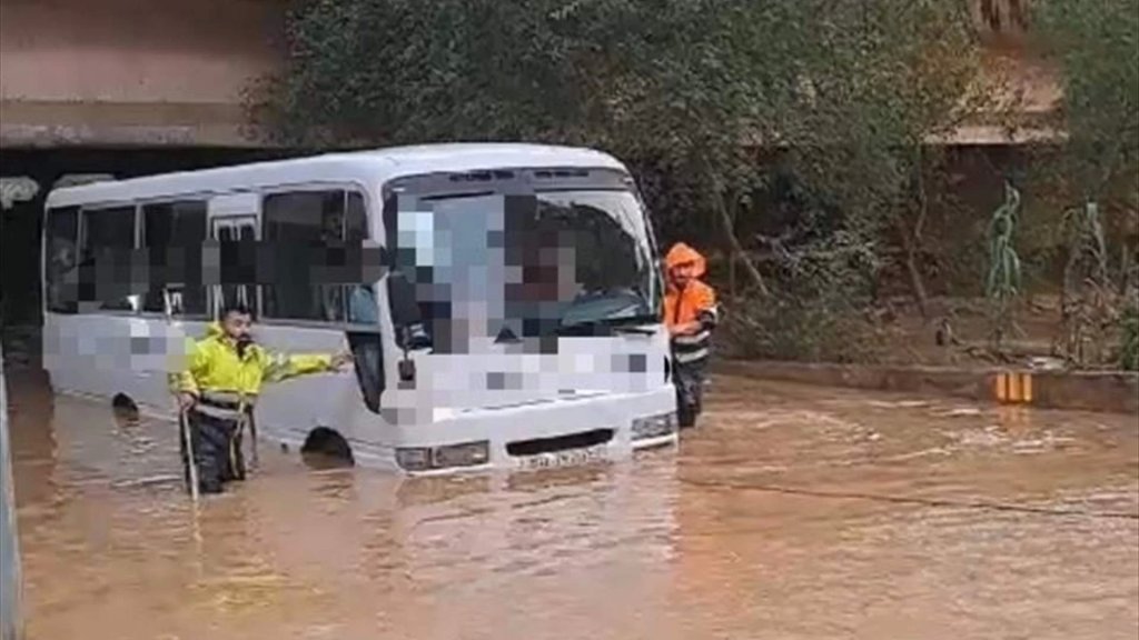 بالصور/ الدفاع المدني يُنقذ 23 تلميذاً احتجزوا داخل باص مدرسي عند مصبّ نهر الكلب بسبب غزارة السيول