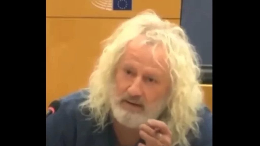 بالفيديو/ النائب الإيرلندي في البرلمان الأوروبي ميك والاس باكياً أثناء كلمته: "لن ننسى أبدا أن الاتحاد الأوروبي كان صامتا وأنهم وقفوا إلى جانب دولة الفصل العنصري الإسرائيلية"