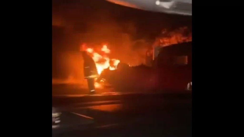 بالفيديو/ الفنان نادر الأتات تعرض لحادث مروّع حيث احترقت سيارته بالكامل!