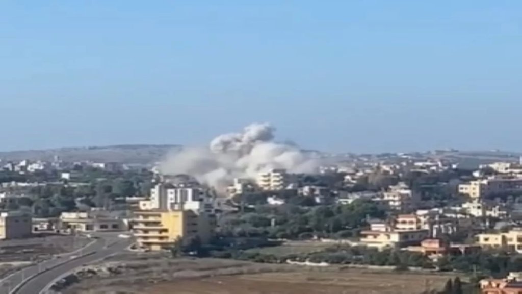بالفيديو/ الاحتلال الإسرائيلي استهدف منزلا في شمال شرق مدينة بنت جبيل (قرب الاتوستراد لجهة عيناتا) دون وقوع اصابات