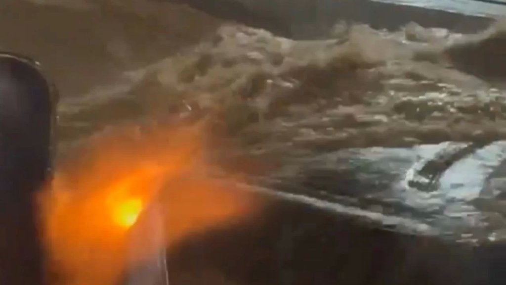 بالفيديو/ الأمطار تغرق شوارع بيروت!