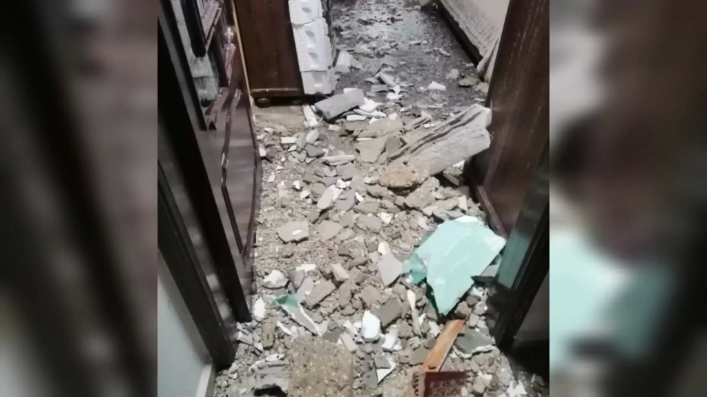 بالصور/ أضرار لحقت بمنزل مواطن في الخيام جراء القصف الإسرائيلي أمس