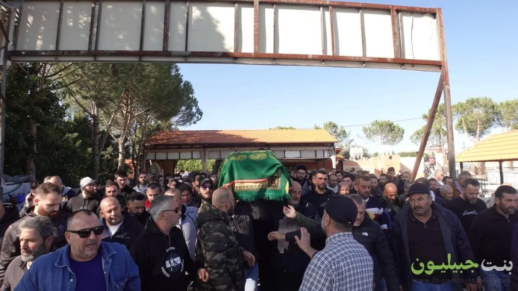 بالفيديو والصور/ اعتاد جمع الشُبان حوله كمن يجمع أولاده.. بنت جبيل تودع ابنها حسن هريش (أبو حمزة) إلى مثواه الأخير بموكب حاشد كبير