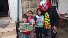 مبادرة في حولا لتوزيع ألعاب على الأطفال الذي لازموا البلدة مع أهاليهم رغم القصف الإسرائيلي
