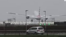 بالفيديو/ هبوط مرعب بمطار لندن لطائرة ركاب أشرفت على التحطم!