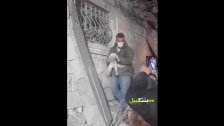 بالفيديو/ في حولا جنوب لبنان.. إنقاذ قطة بعدما كانت عالقة جراء الإستهداف الإسرائيلي لأحد المنازل