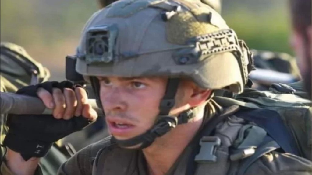 ضابط إسرائيلي يخطف رضيعة فلسطينية بعد استشهاد عائلتها في غزة!