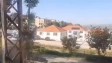 بالفيديو/ هلع وهروب بين طلاب المدارس بعد استهداف غارة معادية سيارة في الغندورية