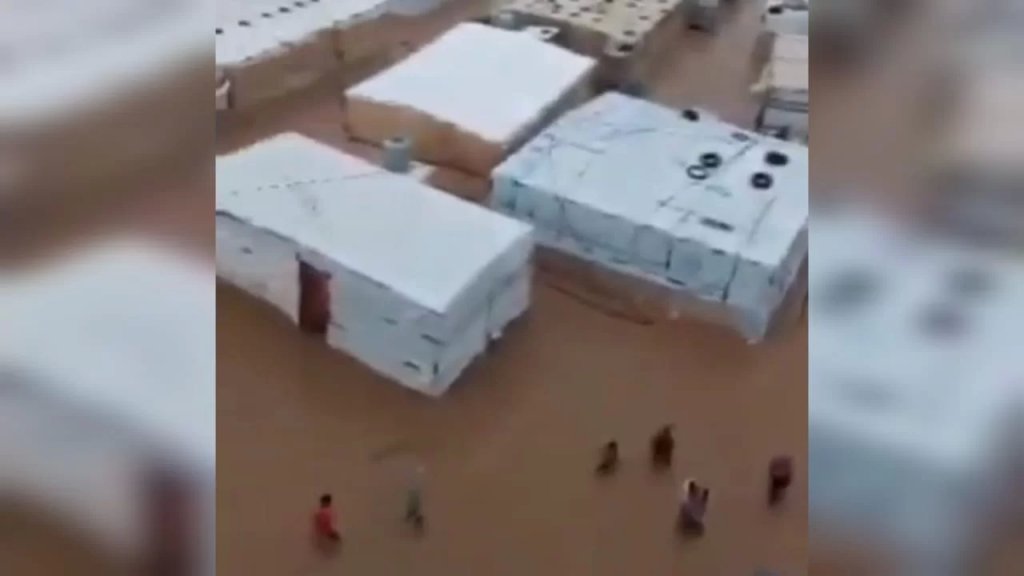 بالفيديو/ كارثة في عكار.. غرق مخيم للنازحين السوريين بمياه الأمطار!