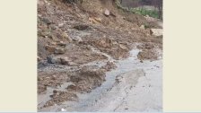 بالفيديو/ السيول وانهيارات جزئية للاتربة والحجارة تقطع الطريق التي تربط بين بلدتي ايزال وكفرحبو في الضنية
