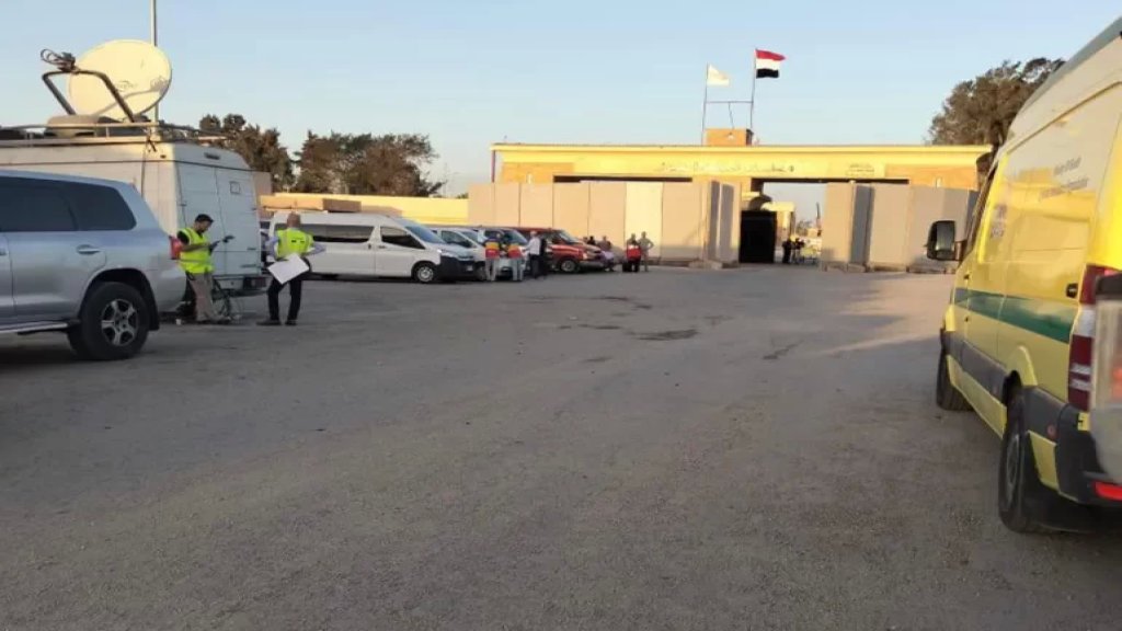 تقرير لصحيفة "لوموند" الفرنسية يكشف فضيحة: الهرب من جحيم غزة مقابل 7000 دولار للشخص الواحد!