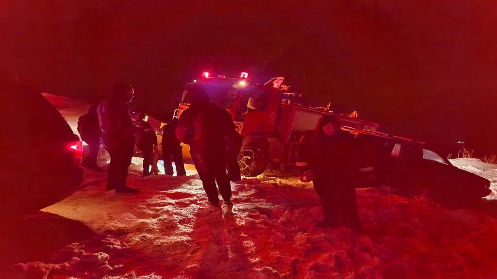 بالصور/ الدفاع المدني: انقاذ مواطنين احتجزوا داخل سيارتين رباعيتي الدفع جراء تراكم الثلوج في صنين-البقاع