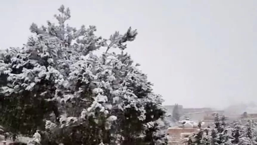 الثلوج غطت بعلبك والحرارة تدنت إلى ما دون الصفر ليلًا