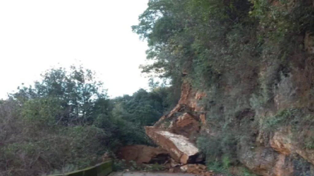 طريق سرجبال - الجاهلية مقطوعة بسبب الانهيارات