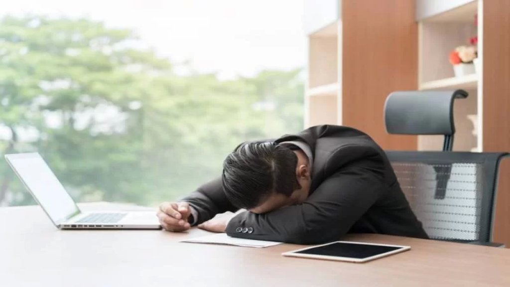 دراسة جديدة تحذر من الجلوس لساعات طويلة في العمل.. يزيد خطر الوفاة المبكرة!