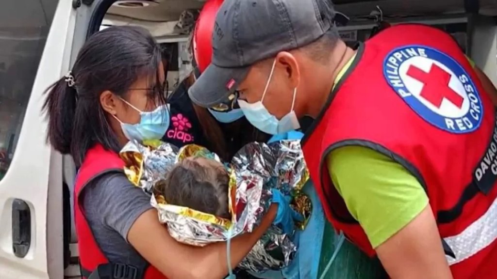 إنقاذ طفلة بعد حوالى 60 ساعة من انهيار للتربة في الفيليبين