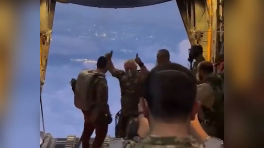 بالفيديو/ قناة المملكة الرسمية: العاهل الأردني الملك عبد الله يشارك في عملية إنزال جوي للمساعدات الإنسانية لغزة