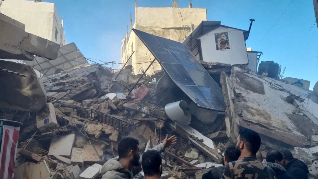بالفيديو/ مشهد مرعب من صحراء الشويفات.. انهيار مبنى بعد إخلائه بـ10 دقائق حيث ظن السكان أن هزة أرضية تحدث!