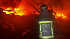 إصابة عنصرين من الدفاع المدني في كشافة الرسالة الإسلامية خلال المشاركة في إخماد النيران في المستودع المستهدف في الغازية