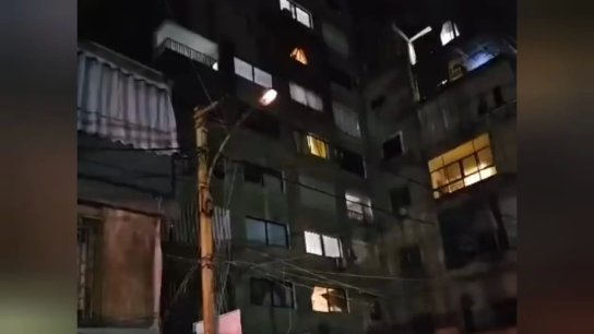 بالفيديو/ انهيار جزء من مبنى سكني في البسطا وإخلائه من ساكنيه، وحسب المعلومات فالمبنى قابل للإنهيار  بالكامل!