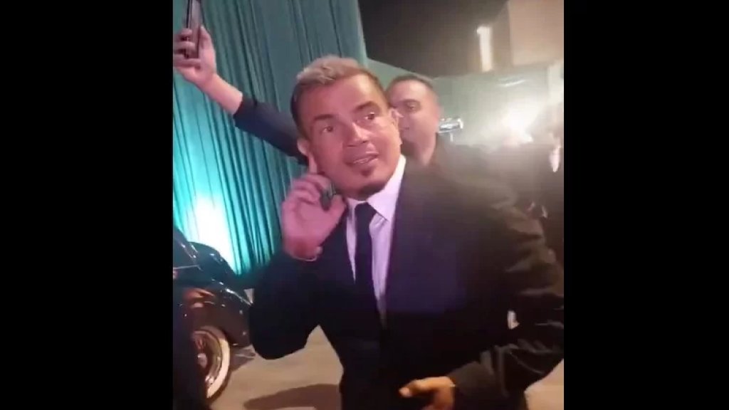 بالفيديو/ عمرو دياب يثير الغضب بسبب ما قاله عن سائقه :&quot; الحيوان بتاعنا فين؟ السواق فين؟&quot;