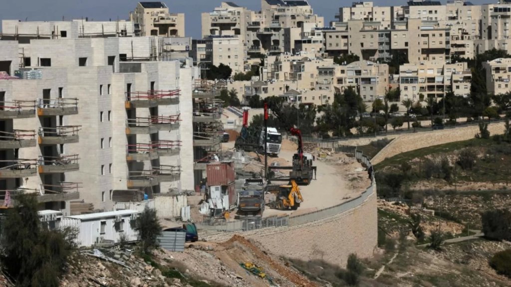 سلطات الإحتلال الإسرائيلي تصادر قطع من الأراضي الفلسطينية في الضفة الغربية!